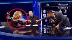 손 뻗는 순간 女진행자 드레스 ‘쫘~악’…생방송 사고 (영상)