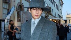 LA에서 갓 쓰고 롱코트 걸친 뷔… 케데헌 감독 “사자보이즈 진우!”