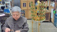 “금 입힌 판에 푸른옥 58개 ‘트럼프 금관’… 천마총 금관 아우라까지 담아내려 노력”