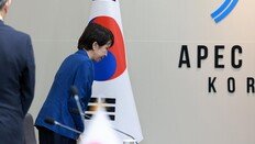 다카이치, 태극기에 고개 숙여 예의 표해… 李 “日 첫 여성 총리 각별”