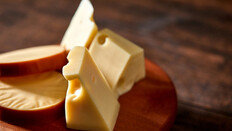 “치즈 단순한 간식 아냐…주 1회 먹으면 치매 위험 24% 감소”