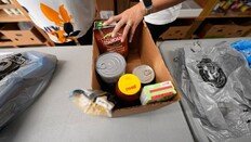 “양복 입고 핫도그 판다”…급여 끊긴 美 공무원, 거리로 나섰다