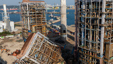 쾅쾅 굉음 뒤 20층 타워 와르르… “또 무너질라” 바닥 파며 구조