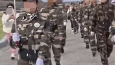 군복 차림 중국인 100명, 한강서 빨간 깃발 휘날리며 행진 논란[e글e글]