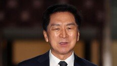 대표 당선직후 김건희에 간 명품백… 김기현 “사회적 예의 차원”