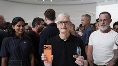 애플 ‘포스트 팀 쿡’ 시대 준비에…팀 쿡, 이사회 의장 가능성 부상