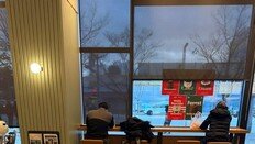 “카페가 충전소냐”…‘전동휠’ 충전까지 등장한 스타벅스