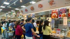 “떡볶이-김밥 먹고 쇼핑도 하고”… 베트남서 뜨는 K마트-편의점