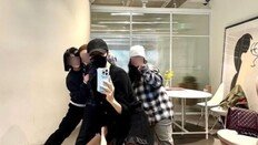 “이 비율 실화?” 김혜수 거울 셀카 놀랍네