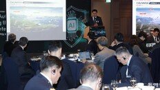 “AI 드론-미사일, K방산 혁신 놀랍다” 20개국 무관들 관심 집중