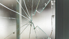 “난방비 아끼려다 창문 깨져”…겨울철 ‘뽁뽁이’의 숨은 위험성 [알쓸톡]