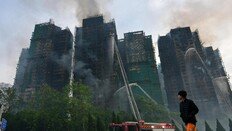 ‘홍콩판 타워링’… 빽빽한 고층 아파트 화재, 최소 65명 사망