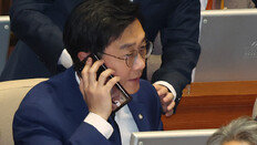 與 “장경태 성추행 의혹, 사안 가볍지 않아…당직 사퇴는 아직”