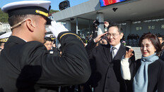 “필승” 장교 장남 신고에…이재용 “수고했다” 어깨 툭툭