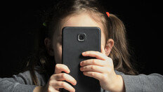 12세 전 스마트폰 사용 어린이, 우울증·비만·수면 부족 위험 증가