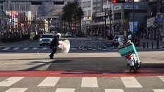 “보자마자 뛰었다”…도로 위 대형 쓰레기 치운 배달기사, 아침을 구했다[영상]