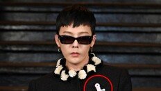 파일 집게가 이렇게 힙할 일? 지디가 하면 패션이 된다