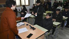 ‘긴장과 떨림’ 수능 성적표 배부현장…“수능 너무 어려웠어”