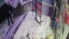 배달 대기하던 라이더, 피자집 쌓인 눈 싹 쓸어줘 ‘감동’ (영상)