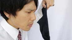 “양말 버릴 필요 없다”..수명 늘리는 가성비 甲 루틴 3단계 [알쓸톡]