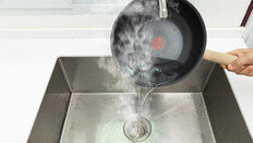 싱크대에 끓는 물 부어 청소? 수리비 폭탄 맞는다 [알쓸톡]