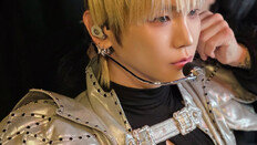 ‘주사 이모 의혹 묵묵부답’ 키, 시카고 공연 모습 공개…금발에 마이크 차고