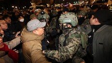 “한국, 민주주의 위협서 흔들리지 않은 국가” 英이코노미스트 찬사