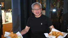 ‘치맥 회동’ 젠슨 황, 올해의 인물 1위…연예계는?