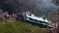 크리스마스의 비극…멕시코 협곡 버스 추락해 42명 사상