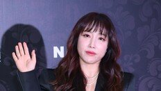 ‘불륜 의혹’ 트로트 가수 숙행, 프로그램 하차…“심려 끼쳐 죄송”