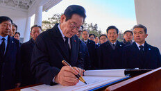 李 8년만의 국빈방중 직전… 中 “한국, 日 역사후퇴 올바른 입장을”