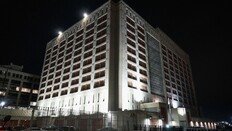 트럼프타워와 14㎞ 거리, 환경 열악 ‘지옥의 구치소’… ‘성범죄’ 퍼프 대디도 수감