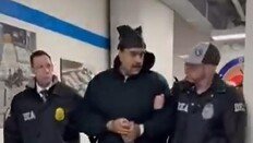 나이키 입은 마두로, 잠자다 끌려가… 눈 가린채 뉴욕 한복판 압송