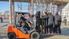 딸 싣고 지게차 운전한 김정은…주애와 함께 ‘삽질’도