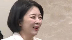 밝은색 옷에 미소까지…배현진, 故안성기 조문 태도 논란(영상)