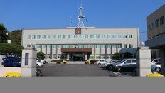 세워둔 차 빼려다…반찬가게 들이받은 80대 경찰 조사