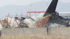 “무안 공항 콘크리트 둔덕 없었다면 전원 생존”