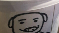 컵에 ‘돼지 그림’ 그렸다고…美보안관 스벅에 분노 왜?