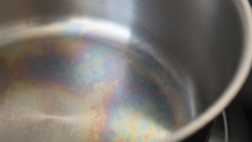 “설거지해도 그대로”…냄비 ‘무지개 얼룩’ 5분 해결 법 [알쓸톡]