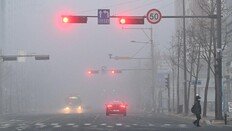 짙은 안개에 서해안고속도로서 4중 추돌 사고…1명 부상