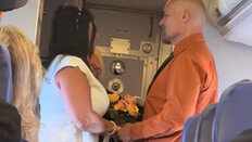 하늘 위에서 ‘깜짝 결혼식’…승객 136명, 졸지에 하객 됐다