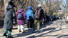 ‘따뜻한 밥 한 끼’…최강 한파에도 줄 지어선 무료 급식소