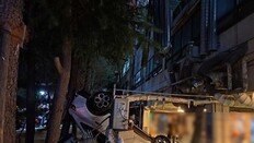 음주차량, 3층 외벽 뚫고 추락…운전자 경상