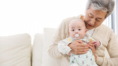 ‘손주 돌보기’ 뜻밖의 효과…“노인 기억·언어능력 저하 막아줘”[노화설계]