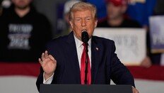 트럼프 “또다른 아름다운 함대, 이란 향하는 중”…美, 중동서 공군훈련도