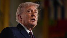 트럼프 “내가 너무 친절했다… 펜 한번이면 수십억달러 美로”