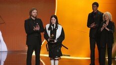 “빼앗긴 땅 위에 불법은 없다”…빌리 아일리시, 그래미서 이민 단속 비판