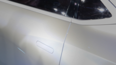 中, 전기차 ‘매립형 손잡이’ 전면 금지…“문 안열려 일가족 사망”