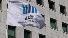 알바 끌어안고 배 만진 편의점주…경찰은 엉뚱한 CCTV 보고 ‘불송치’