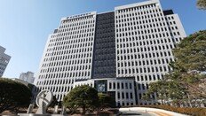 “문 잠근 주인 연락처 내놔”…술집 갇힌 50대, 꺼내준 경찰 폭행